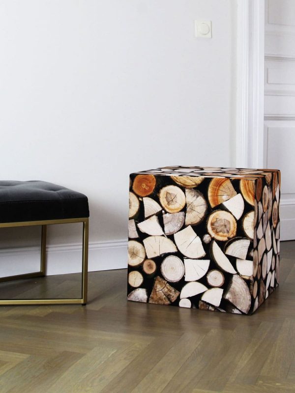 Ein Holzstapel als bequemer Sitz.