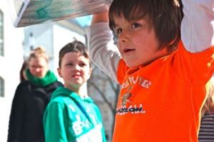 Kind trägt Puzzlewürfel