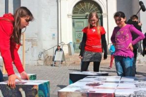 Kinder puzzeln mit Sitzwürfeln