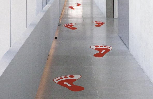 Fußbodenaufkleber in Form von Fußabdrücken