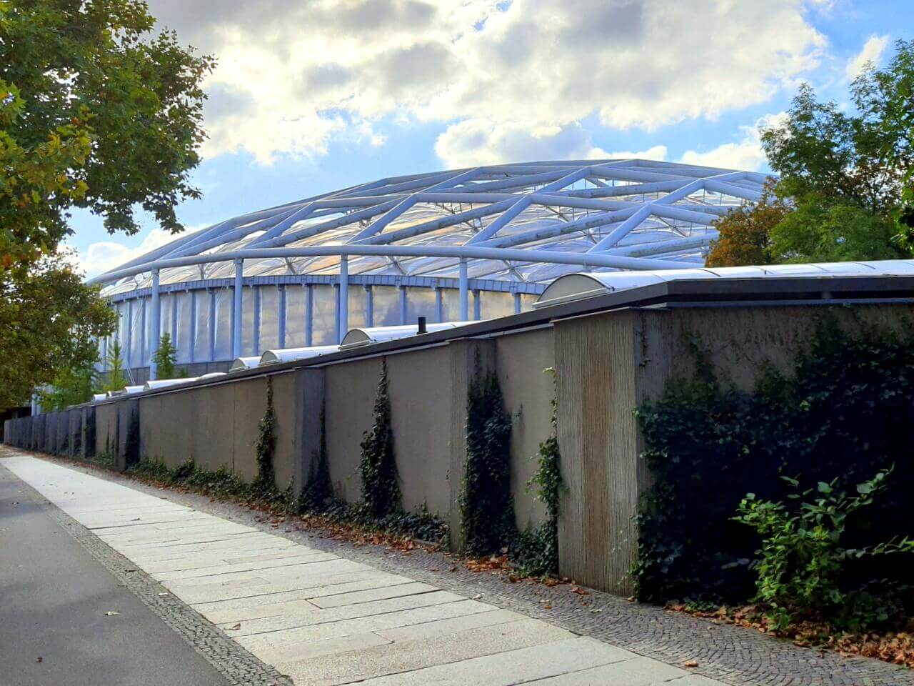 Tropenhalle vom Fußweg aus fotografiert