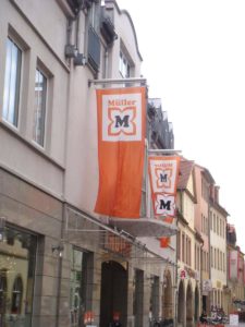 Bannerfahne Schrägfahne Müller Drogerie