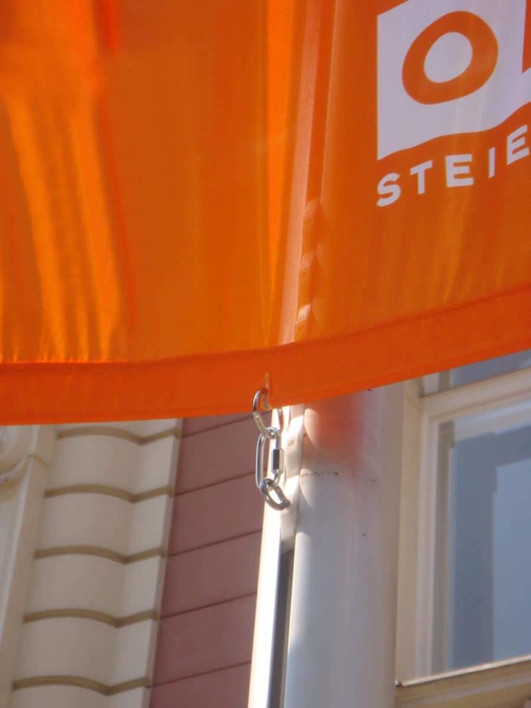 Bannerfahnen mit Ringbandsicherung