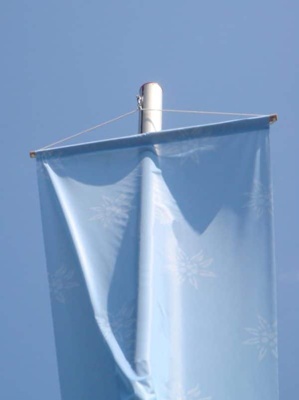 blaue Bannerfahne am Mast