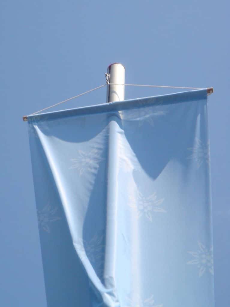 blaue Bannerfahne am Mast