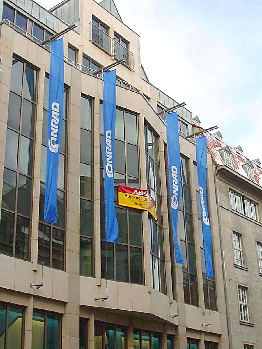 Conrad Hängefahnen am Gebäude in Leipzig