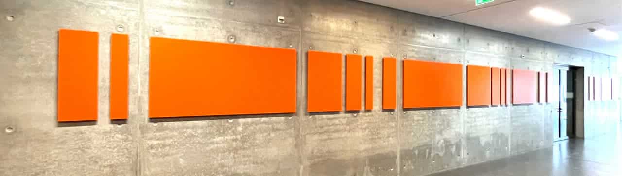 akustikrahmen-orange-wandmontage-raumakustik-verbessern
