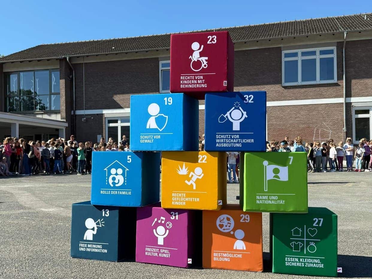 ernst-reuter-schule-praesentiert-kinderrechts-sitzwuerfel