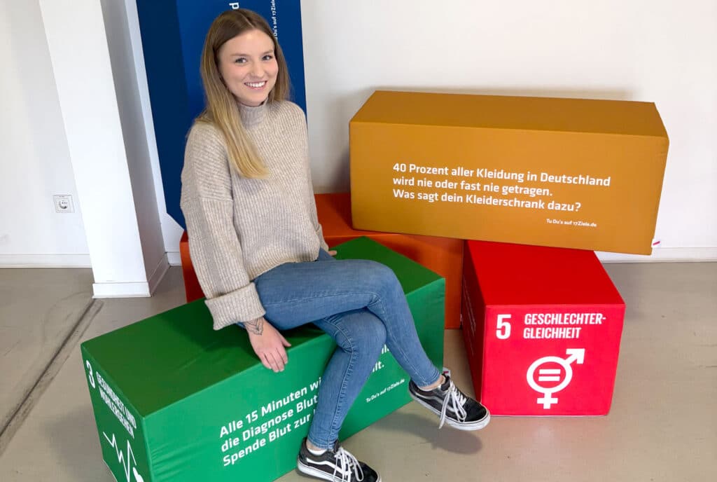 Individuell bedruckte SDG-Sitzwürfel und Sitzquader für BNE-Projekte