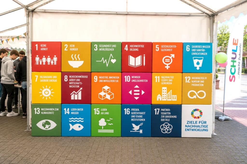 SDG-Puzzlewand aus 18 Würfeln mit den 17 Nachhaltigkeitszielen