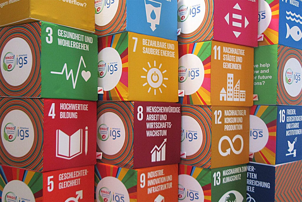 Individuell bedruckte SDG-Sitzwürfel mit Schullogo und Motiven der 17 Nachhaltigkeitsziele
